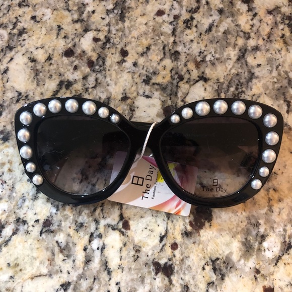*RARE* NWT The Day Pearl Black Sunglasses!
